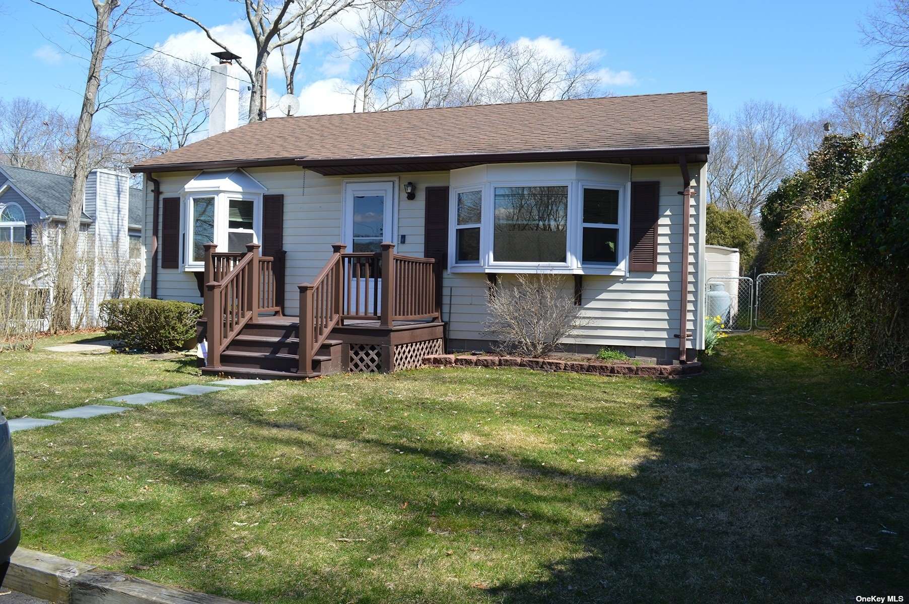 a view of a house with backyard