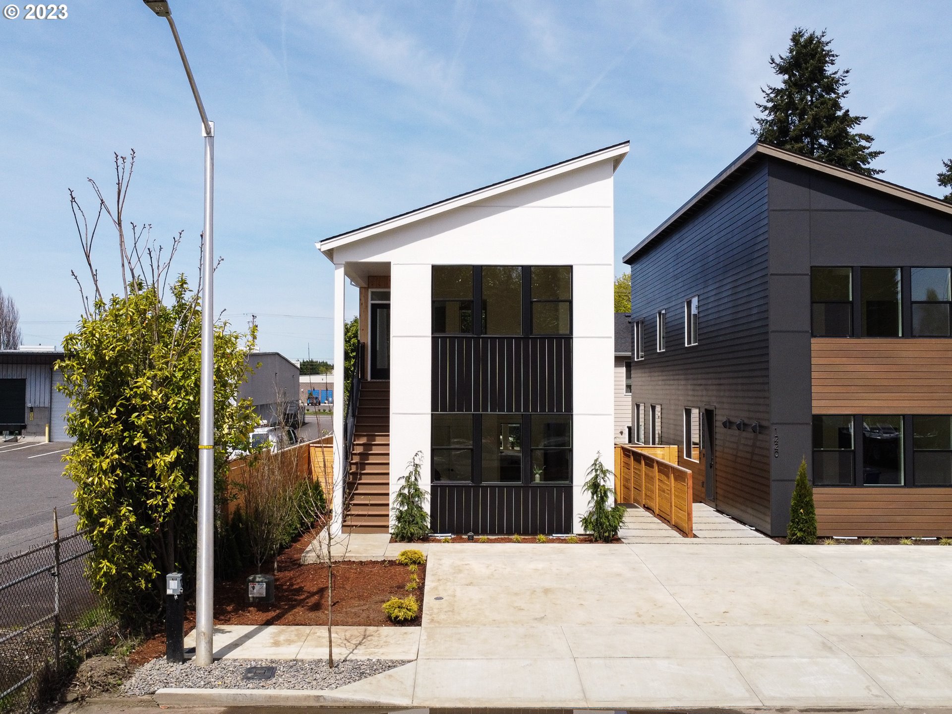 a view of a house with a backyard