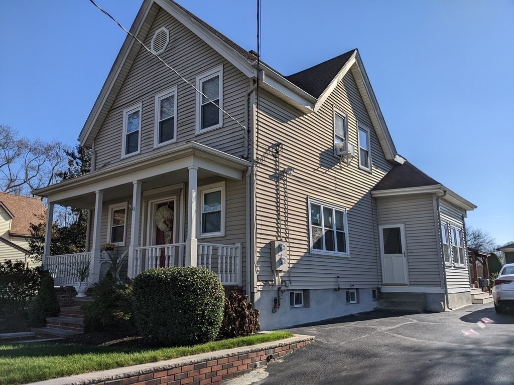 a view of a house with a yard