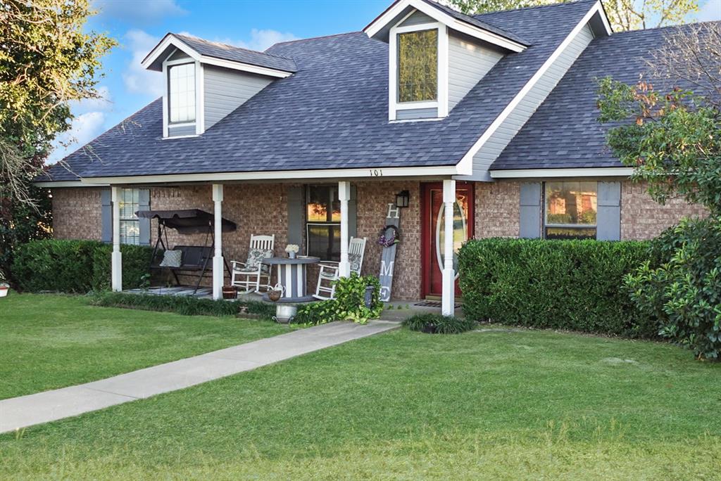 a view of front of a house with a yard