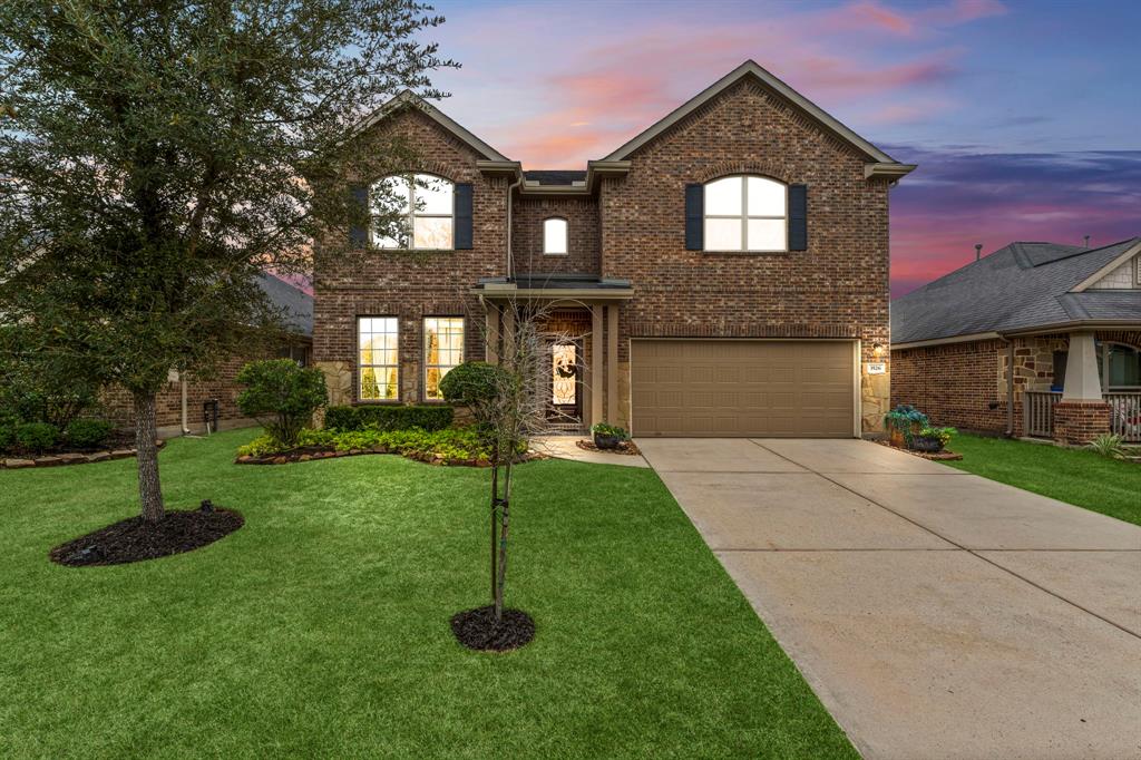 Well maintained popular Lennar design in the master planned community of The Falls at Imperial Oaks!