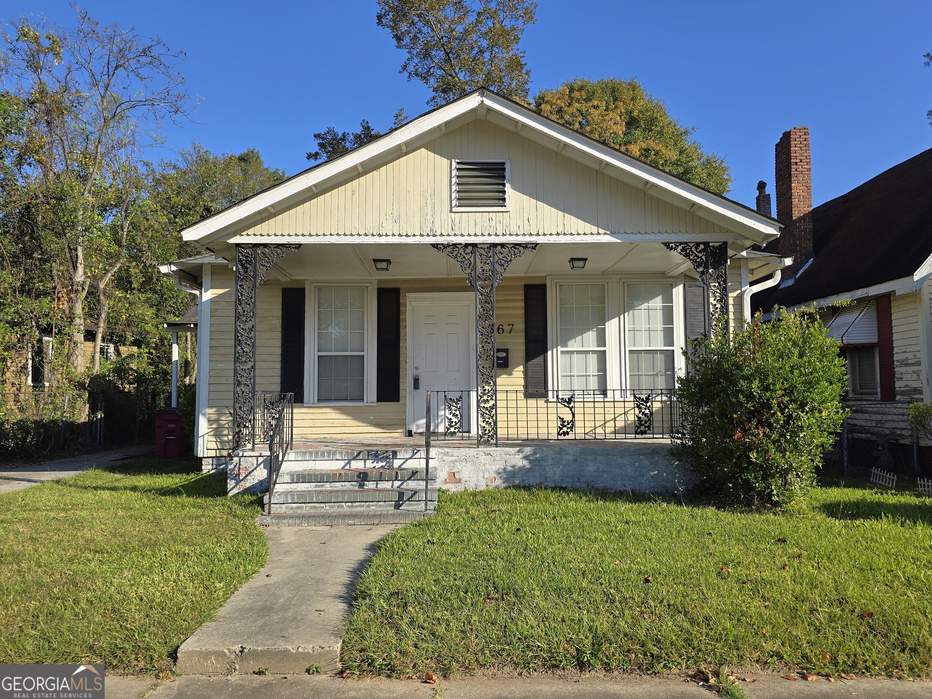 a view of a house with yard and garden