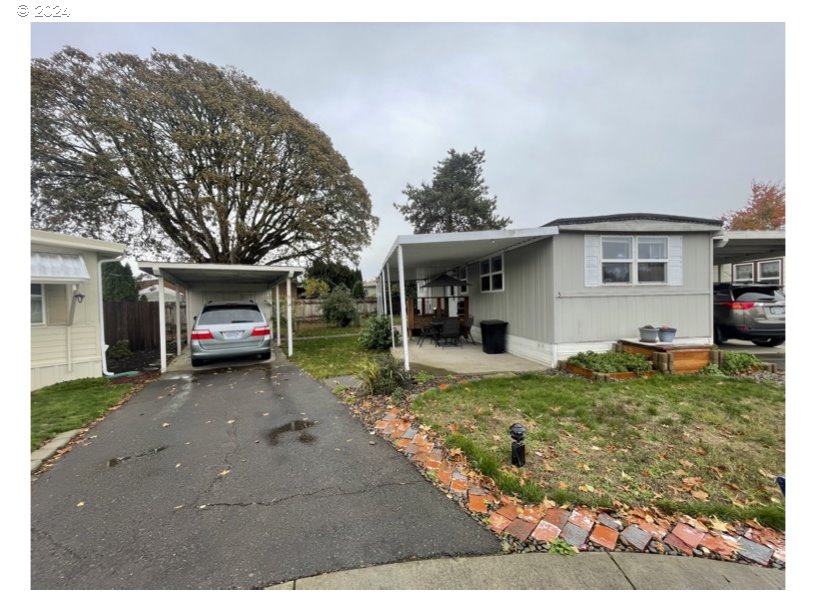 a view of a car park in front of house