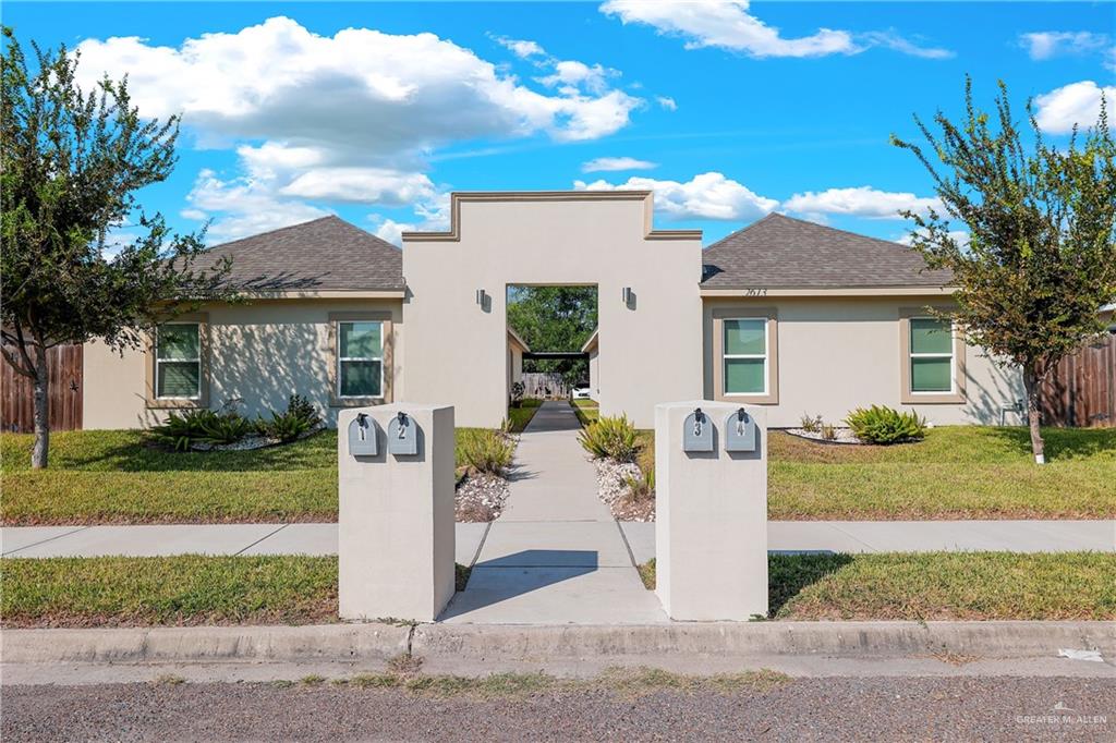 View of front facade featuring a front yard