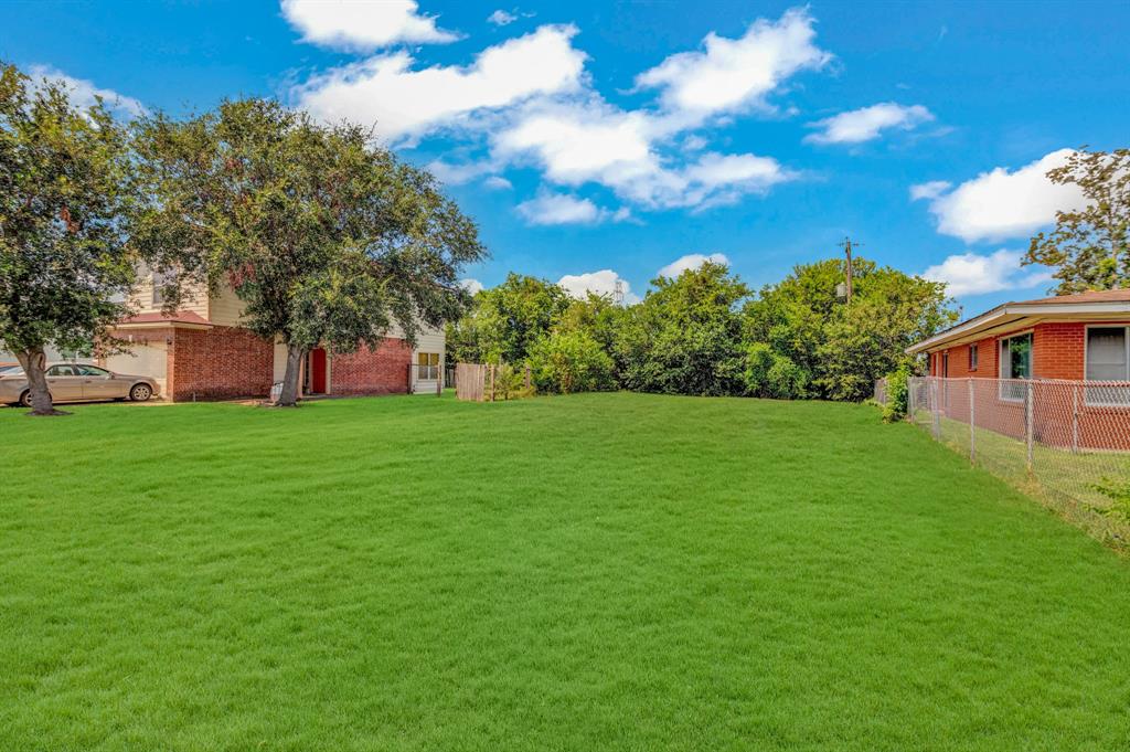 a view of a house with backyard porch and garden