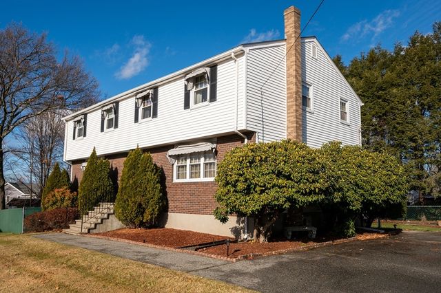 $899,900 | 8-10 Stephanie Circle | Woburn Highlands