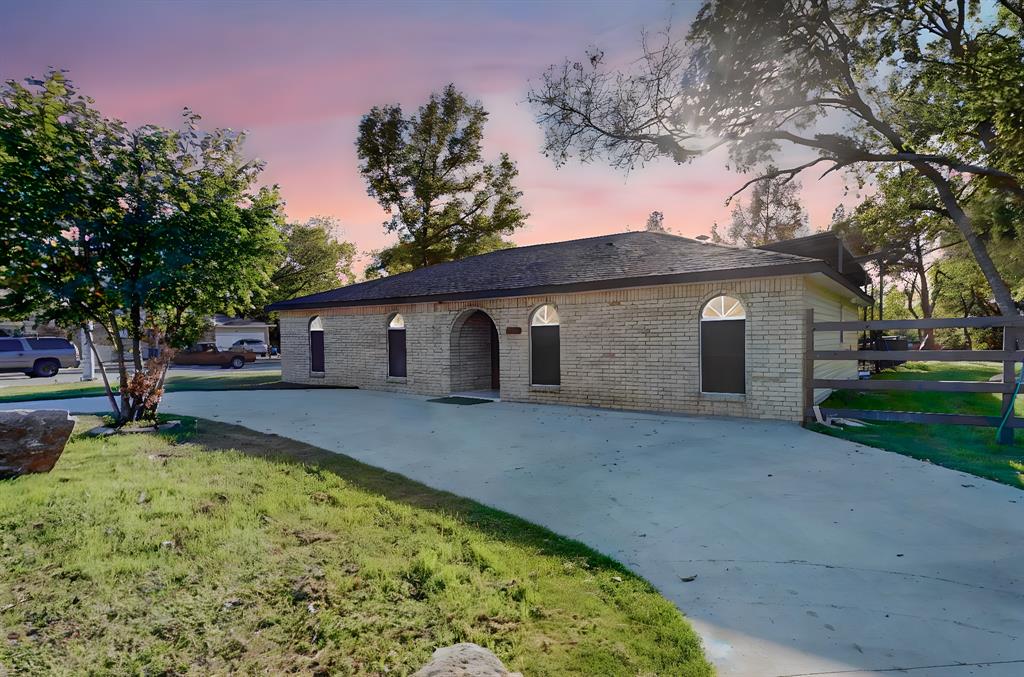 a view of a house with a backyard