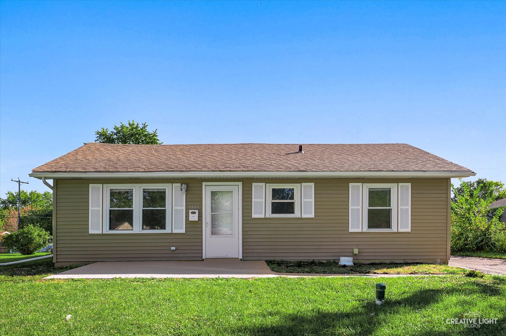 a view of front of a house with a yard