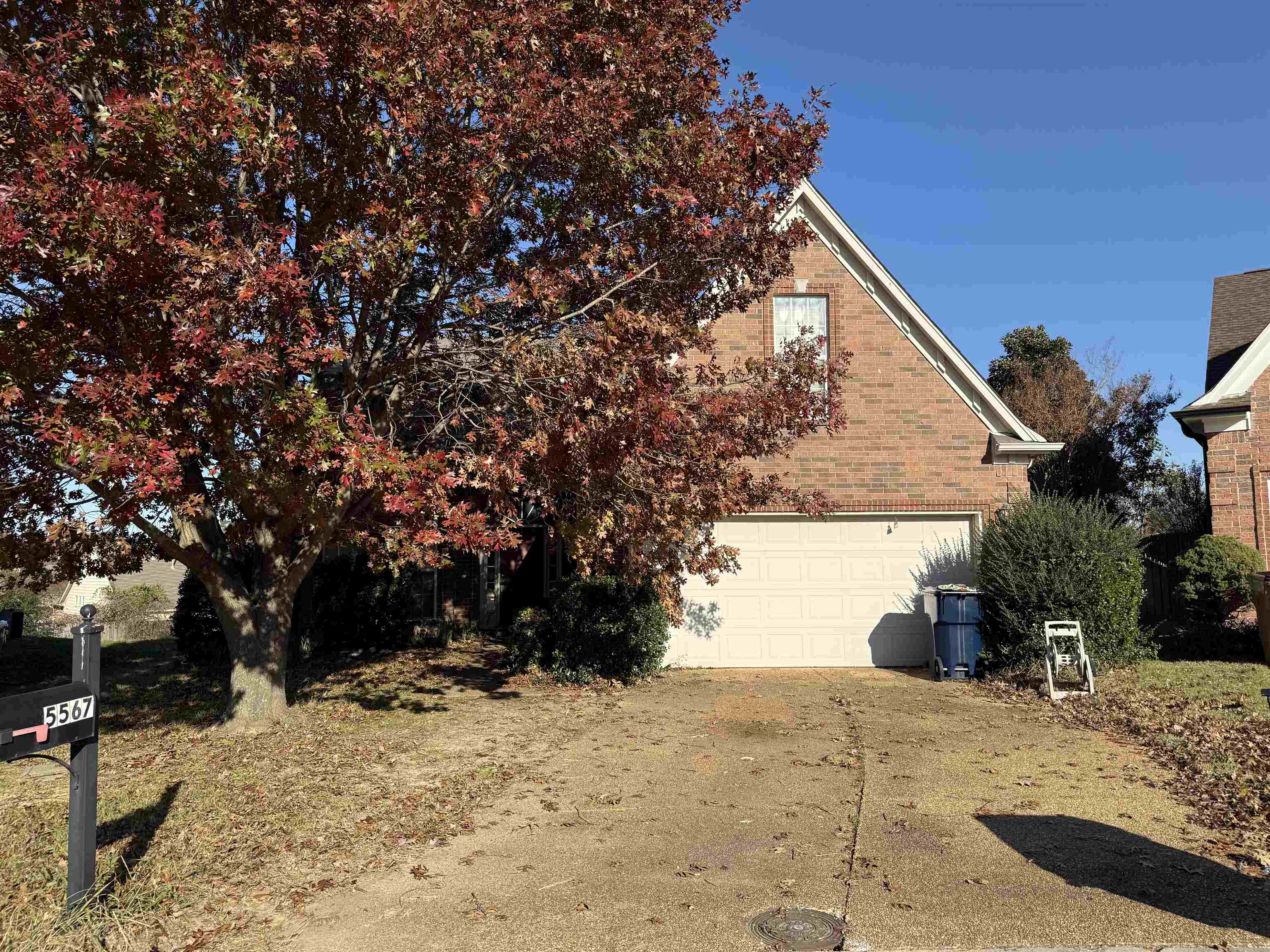 a view of a backyard of the house