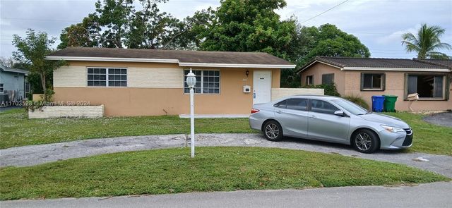 $383,000 | 2410 Largo Drive | Miramar Tropical