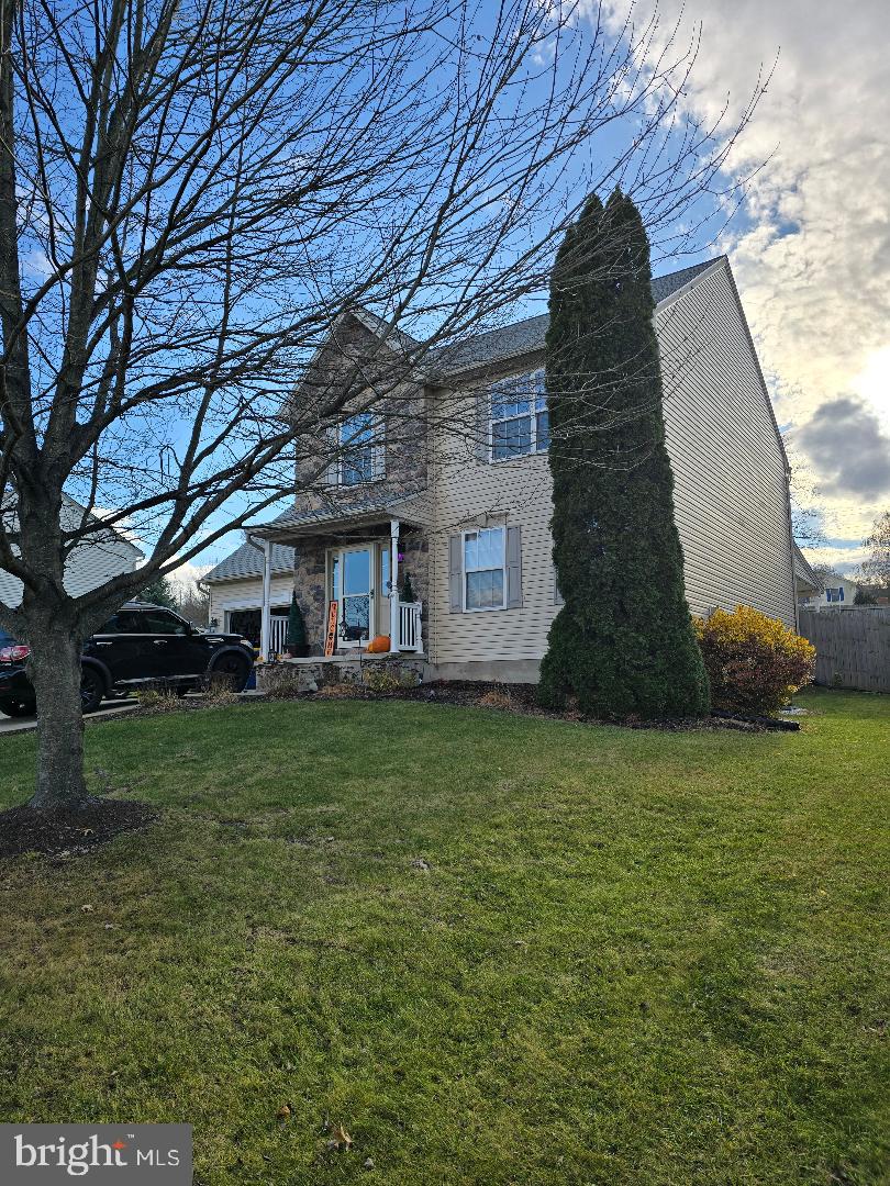 a view of a house with a yard