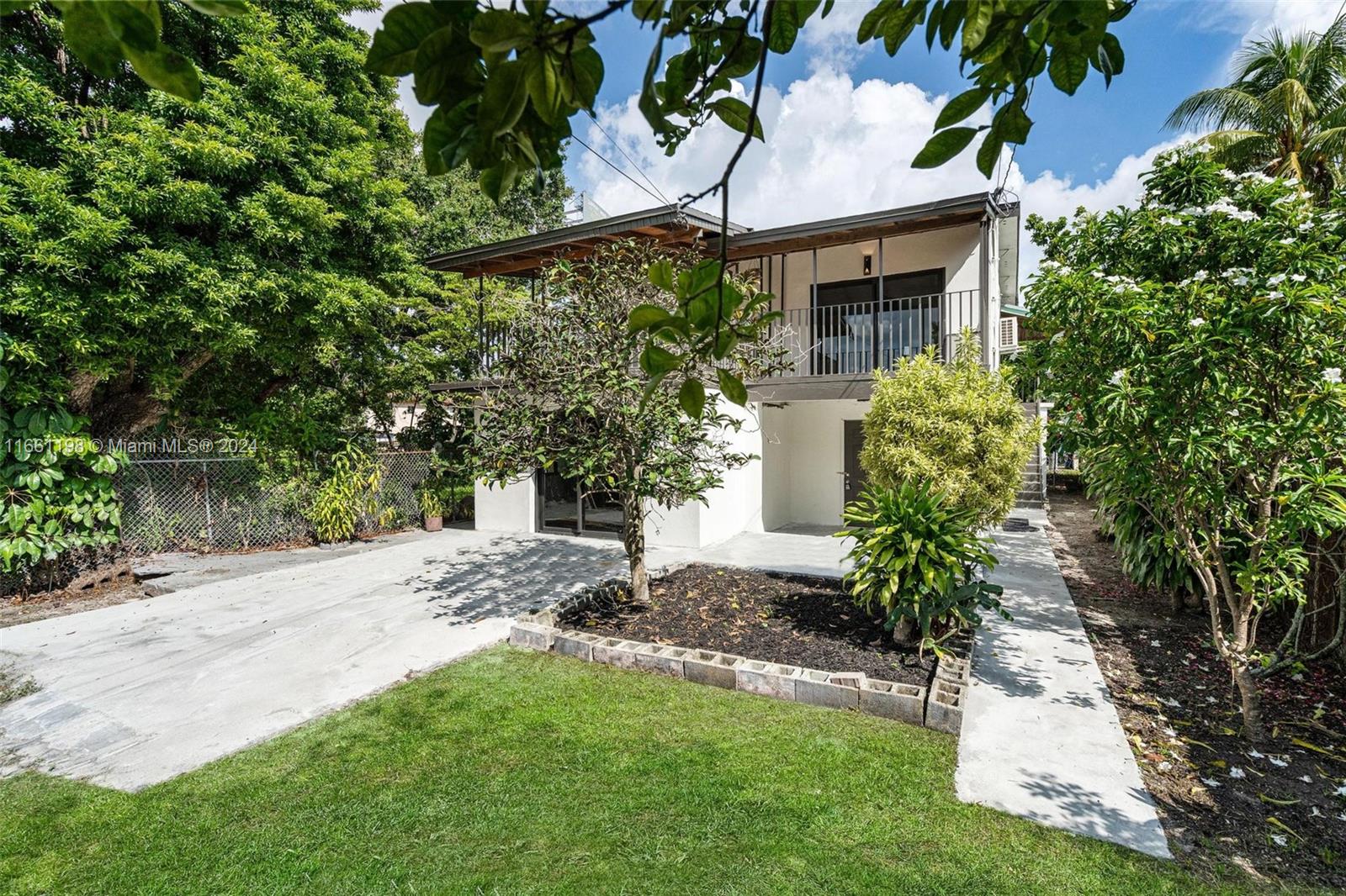 a view of a yard in front of house