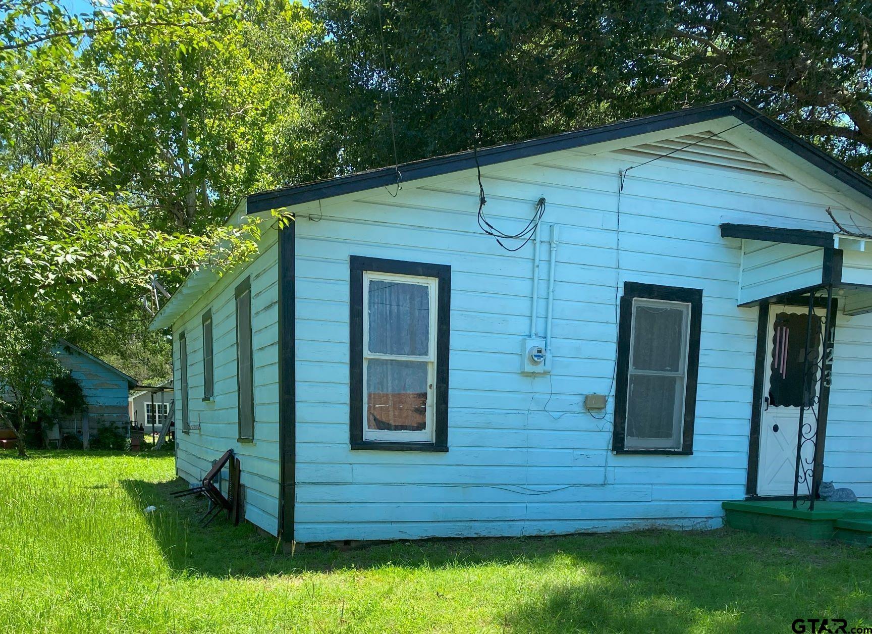 a view of front of a house with a yard