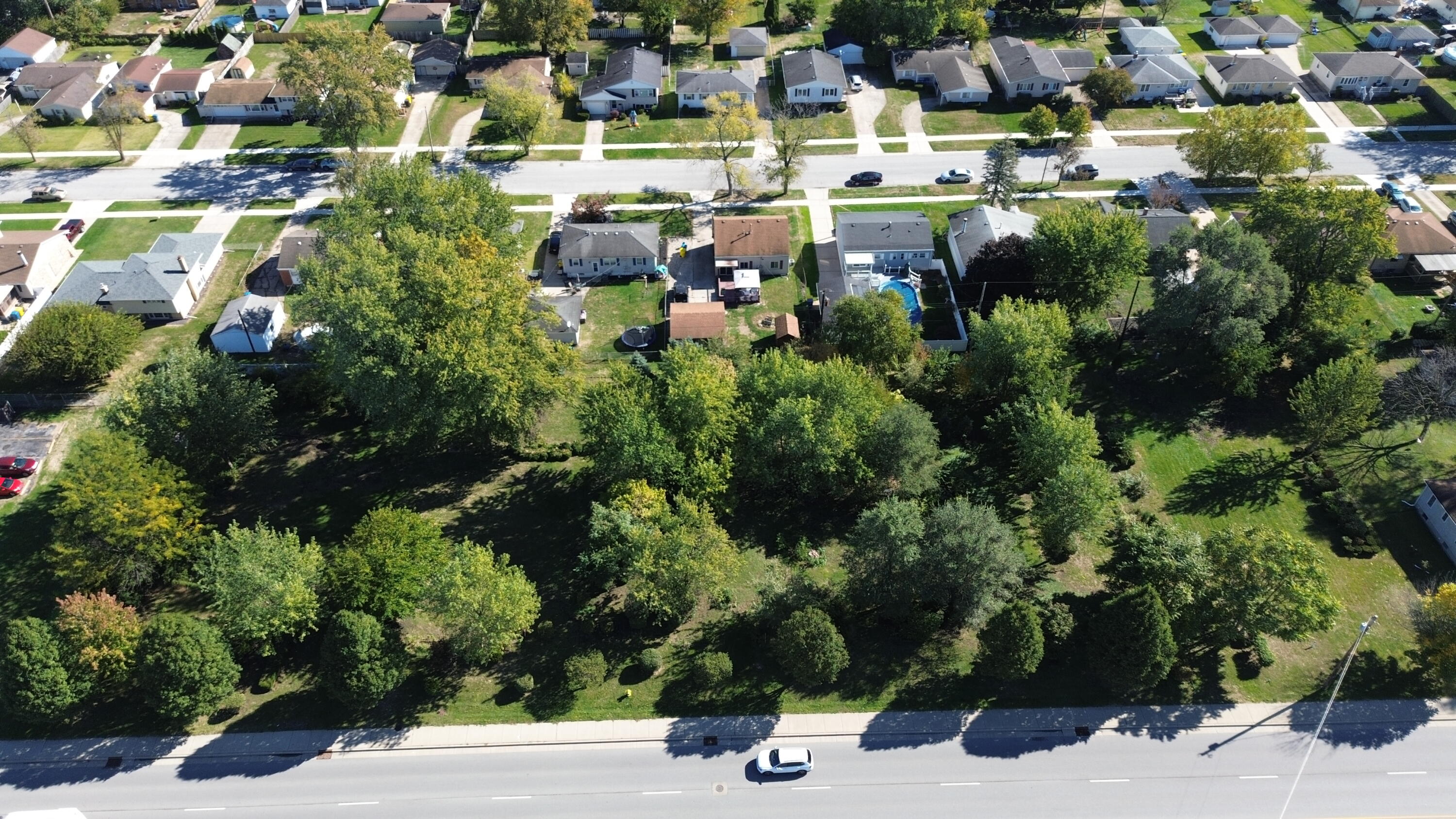 a view of a parking area