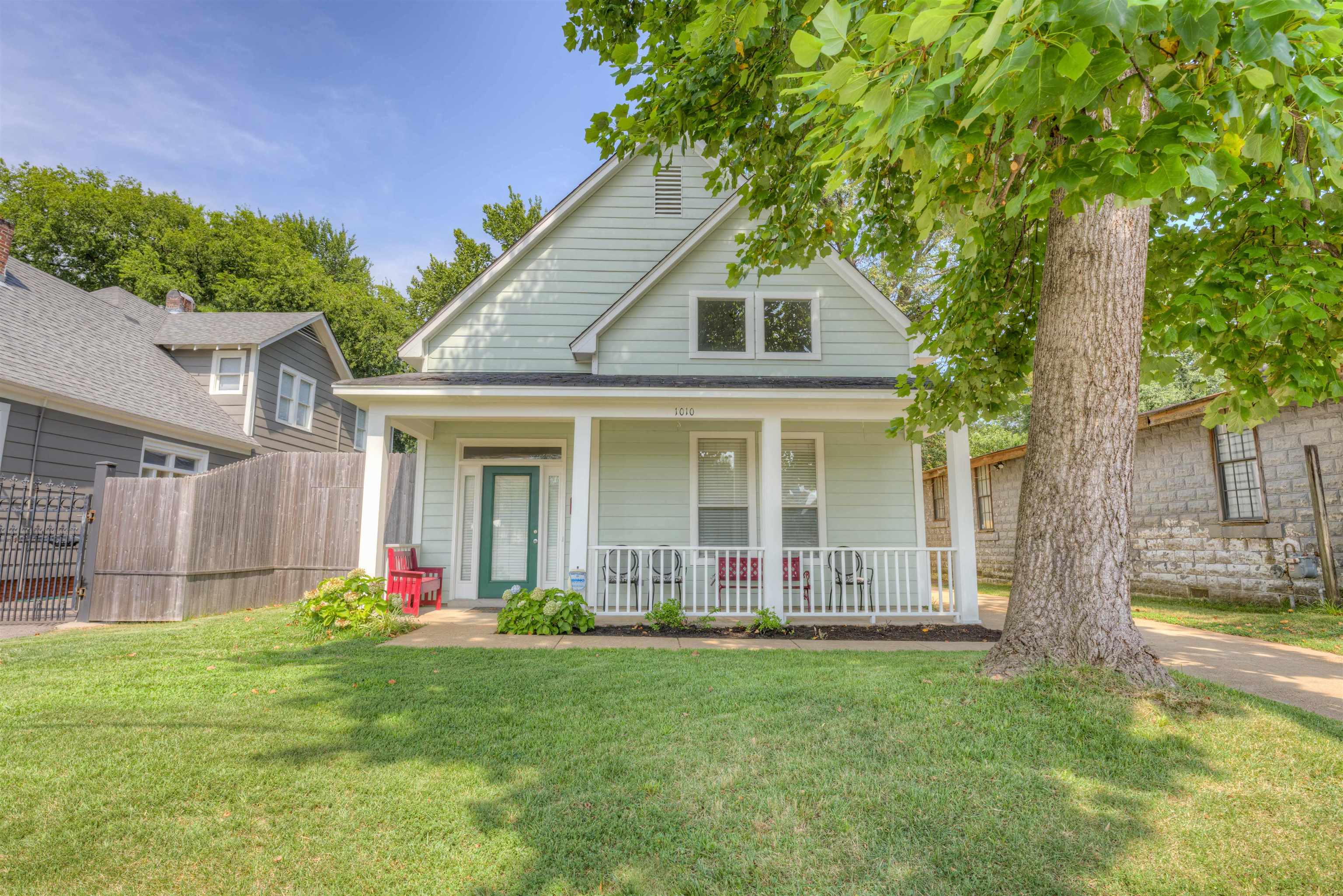 View of front of house featuring a porch and a front yard