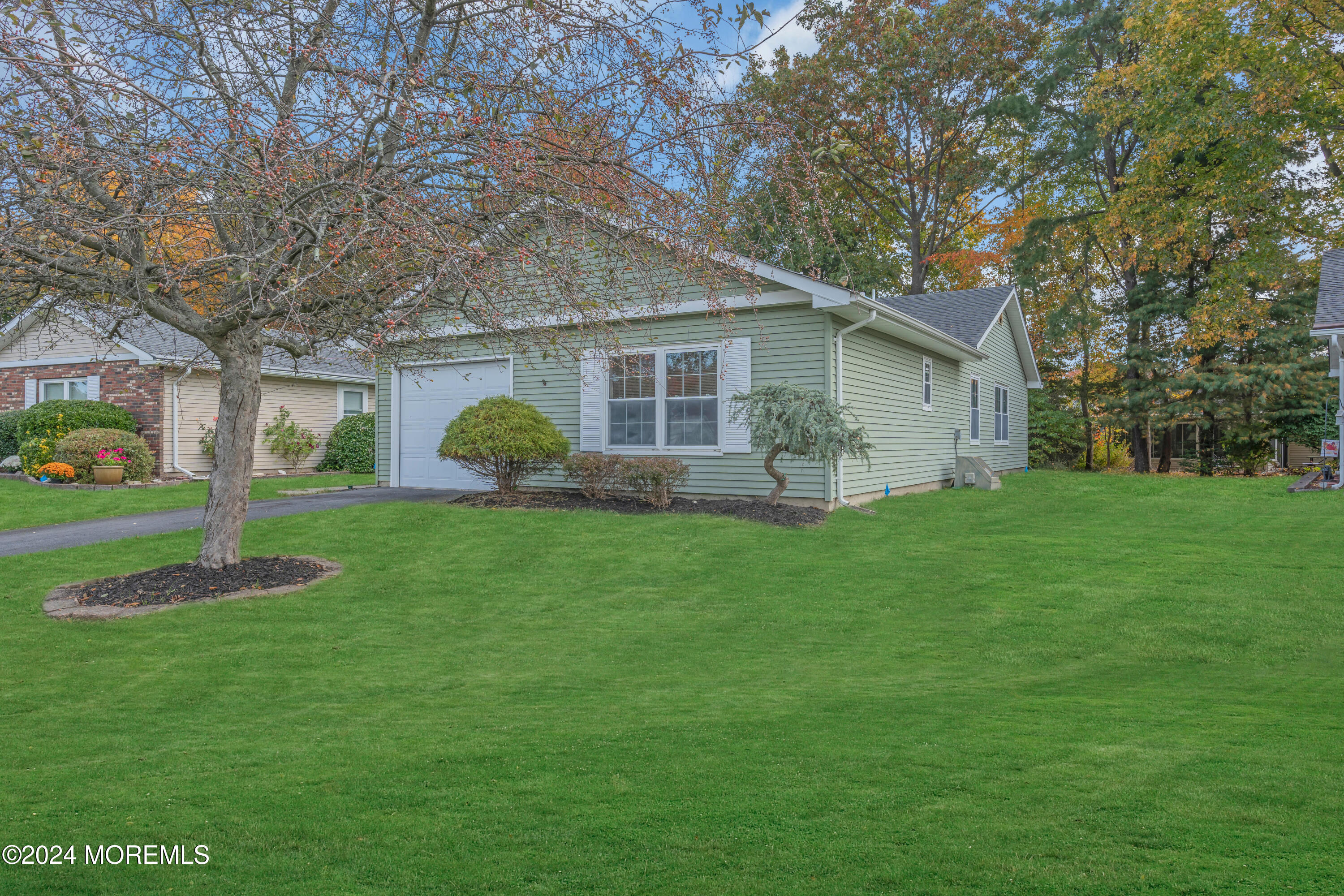 a view of a house with backyard and garden