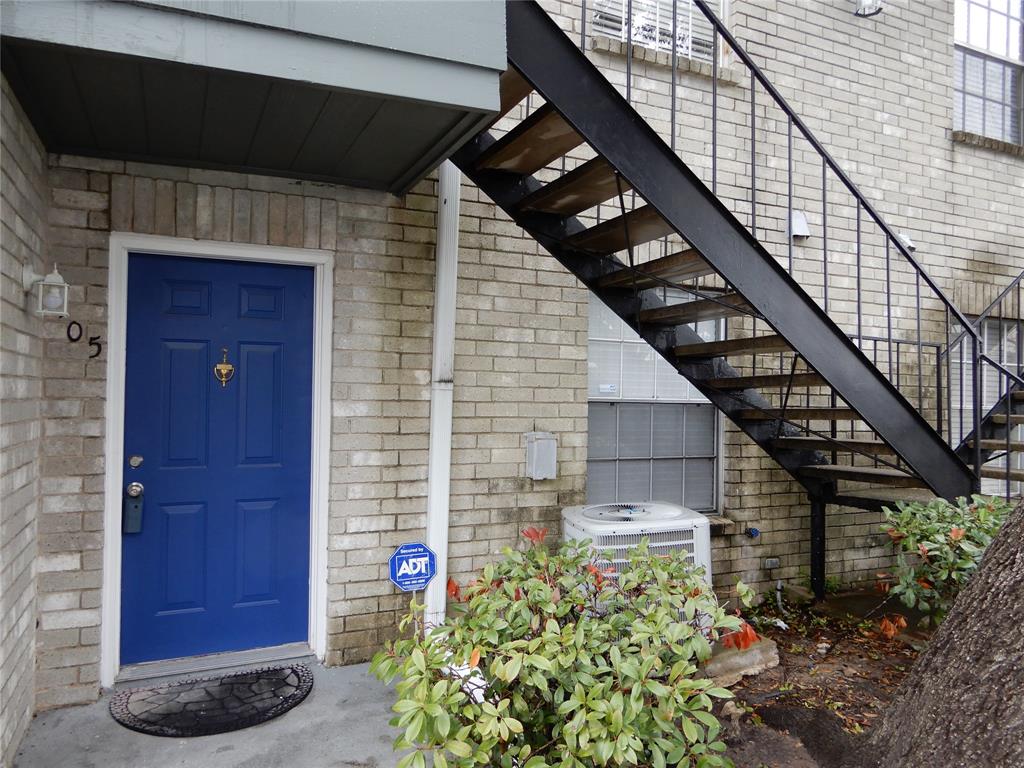 a view of entryway door of the house