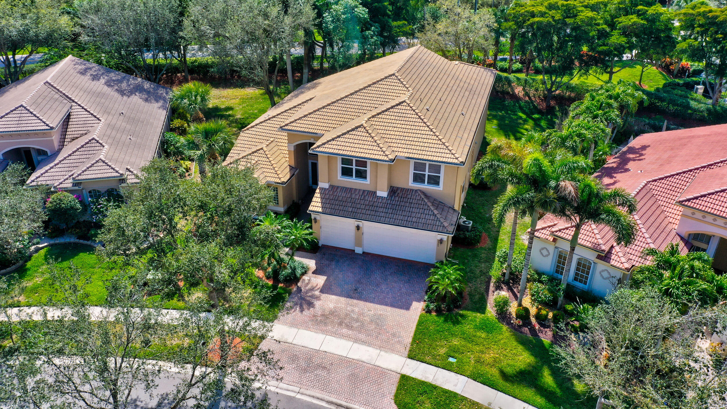 a view of front of house with a yard