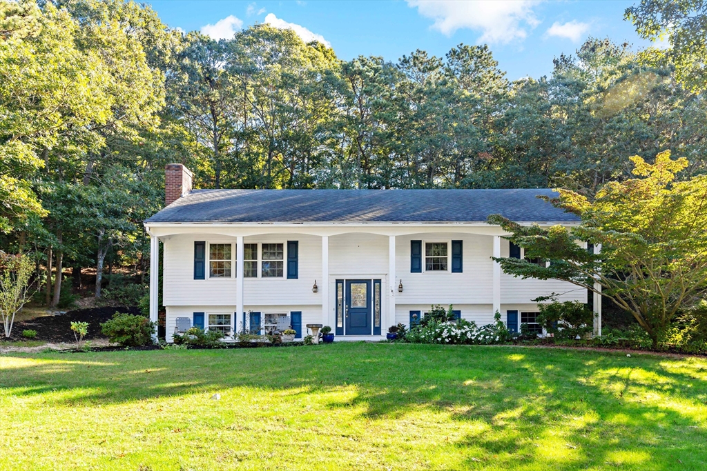 a view of a house with a yard