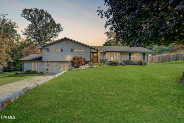 $649,900 | 204 Luttrell Street | Banner Hill