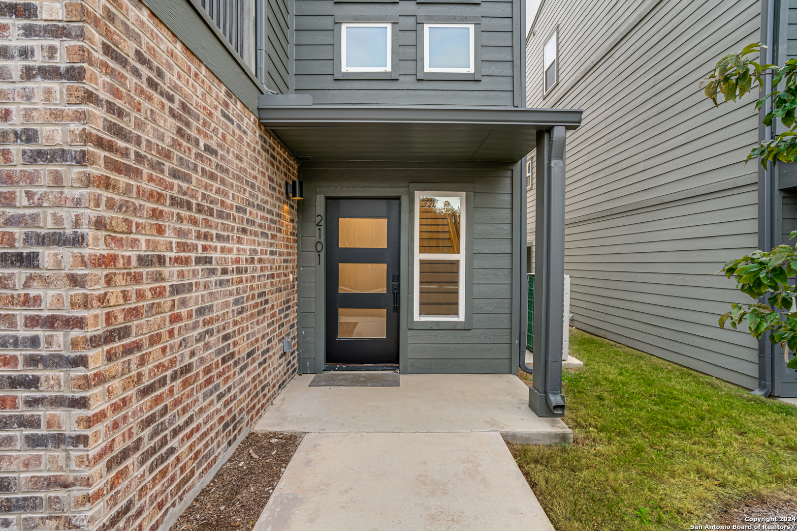 a view of entryway with a house