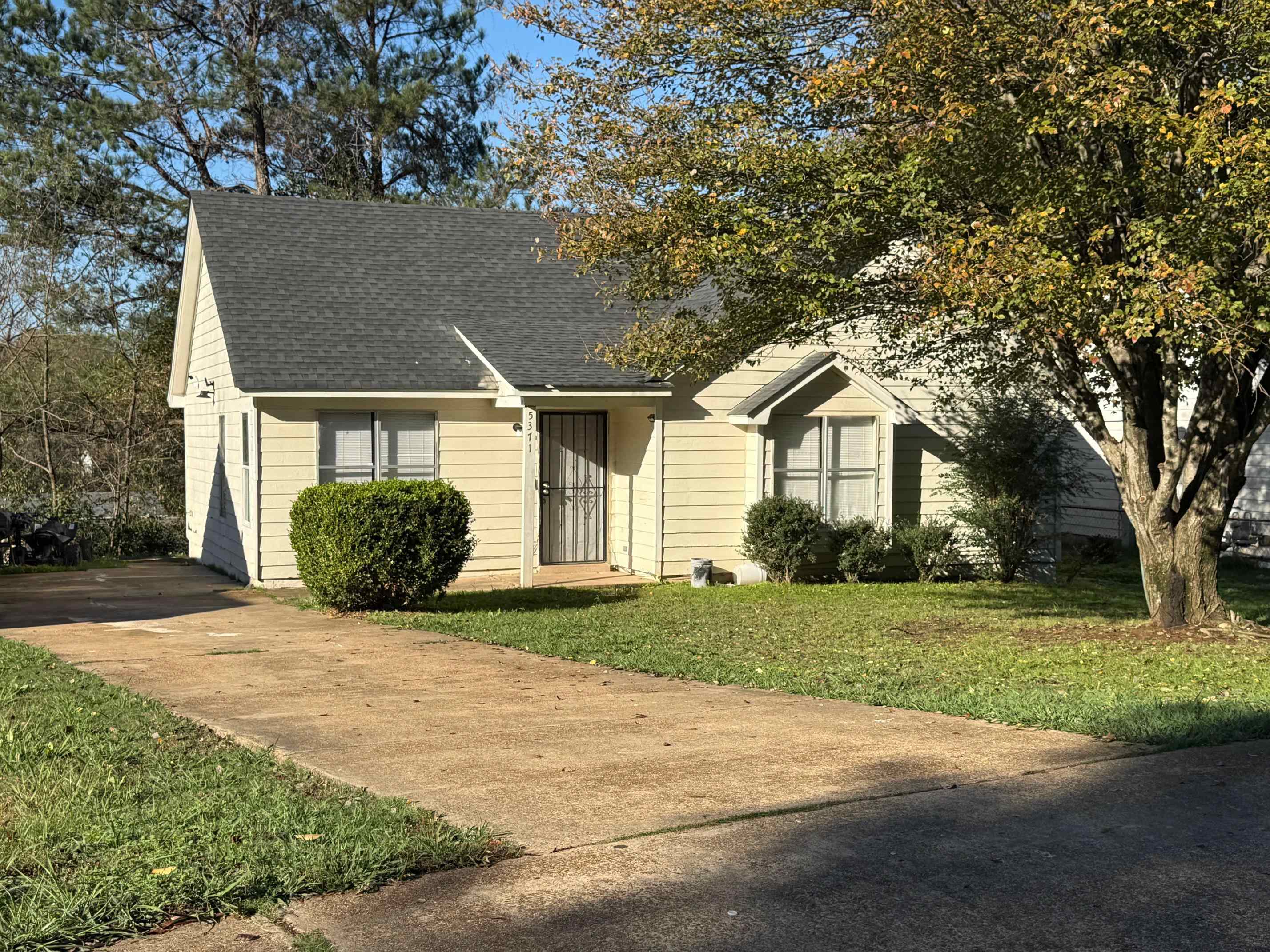 a view of a house with a yard