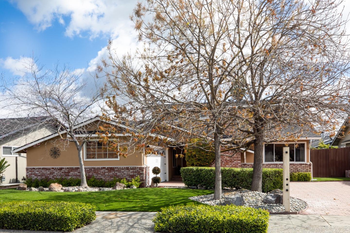 a view of a yard in front of a house