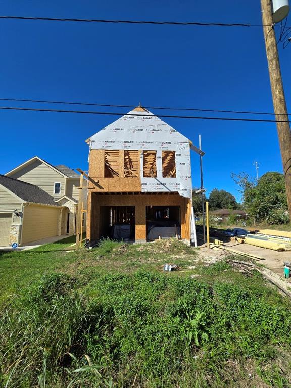 a view of a house with a yard