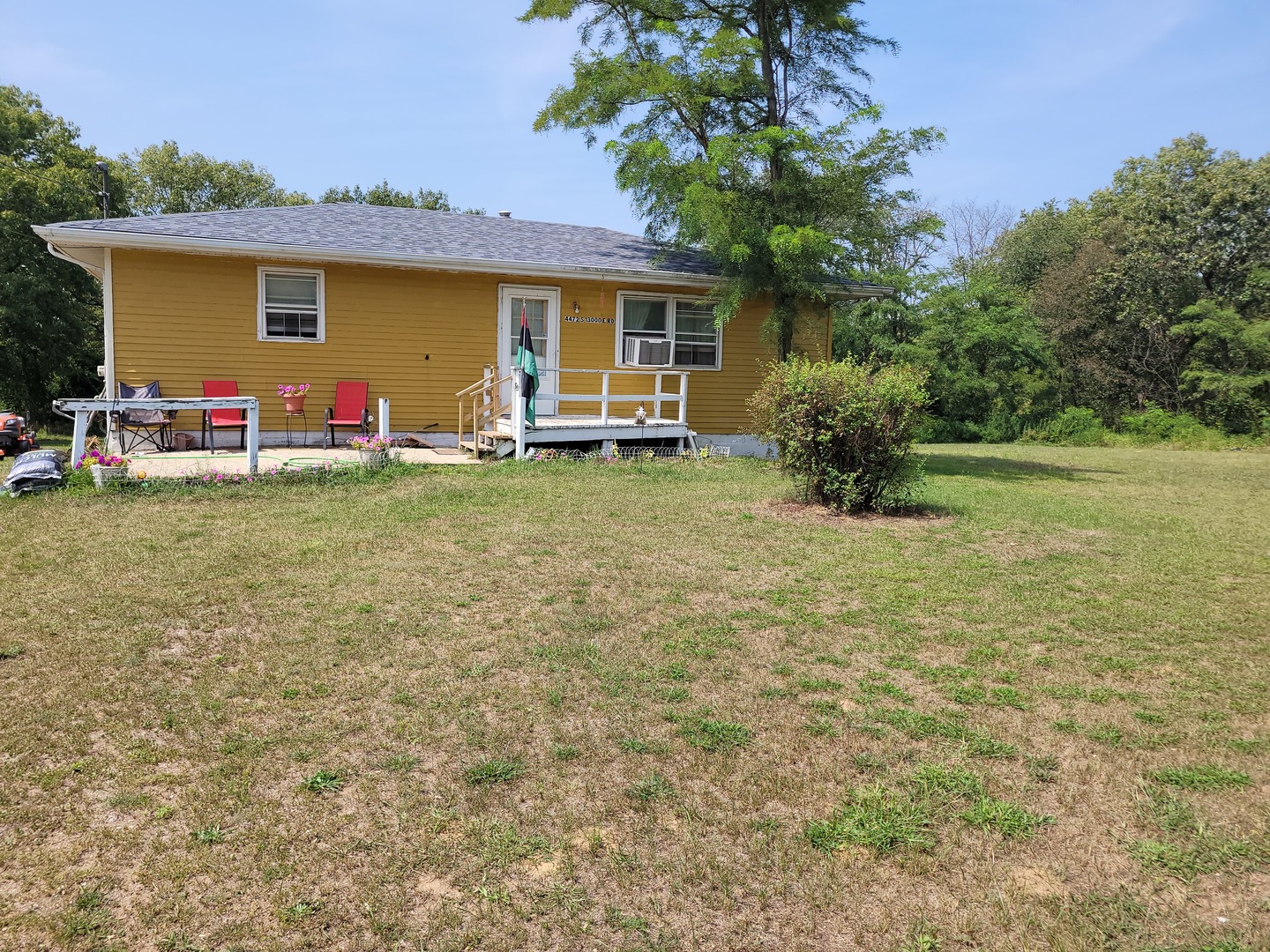 a view of a house with backyard and garden