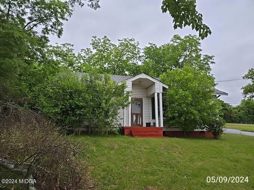 a view of a house with yard and garden