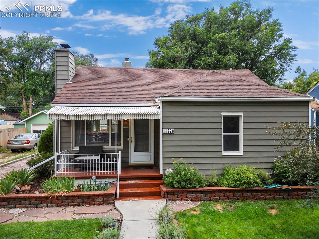 a view of a house with a yard