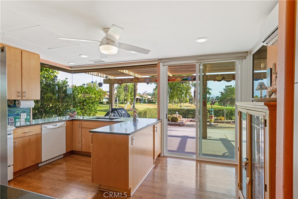 Beautiful bright kitchen - remodeled