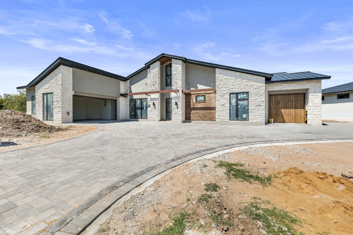 a view of a house with a backyard