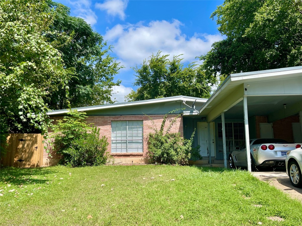 a view of a house with backyard and garden