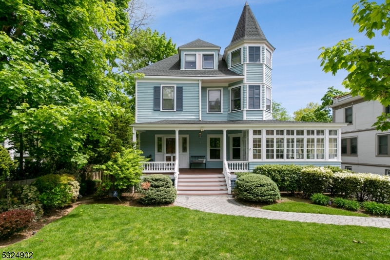 a view of a yard in front of house