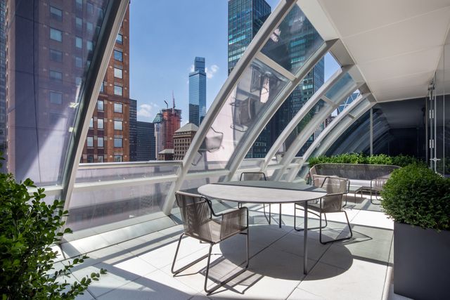 $3,950,000 | 157 West 57th Street, Unit 32D | Midtown Central