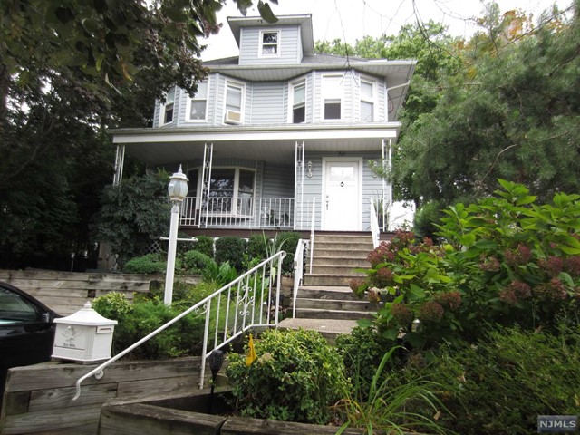 a view of a house with backyard and deck