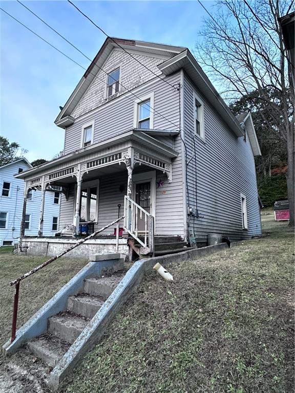 a view of a house with backyard