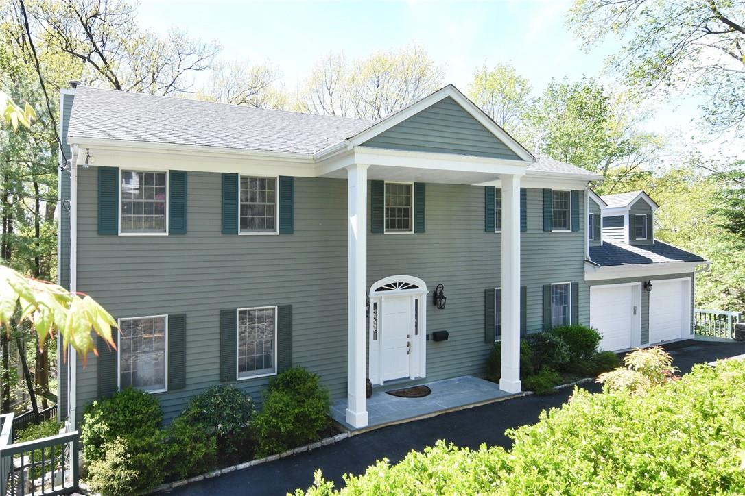 Classic Colonial in Riverview Manor!