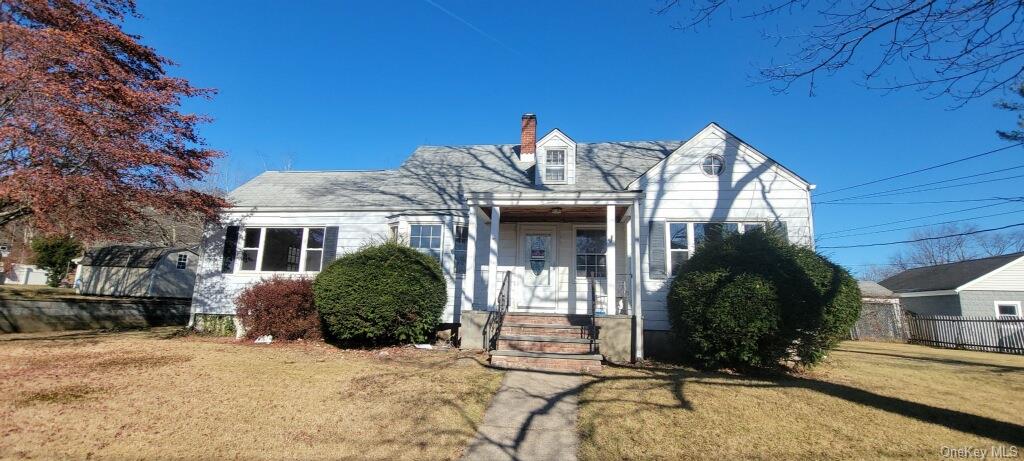 View of front facade with a front lawn