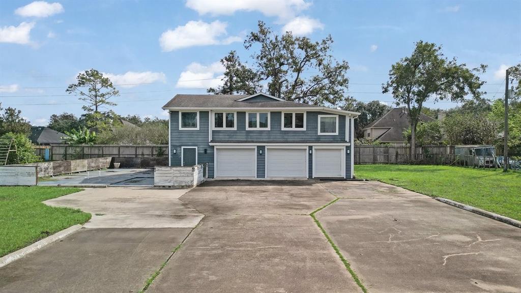 a view of a house with a yard and a fountain