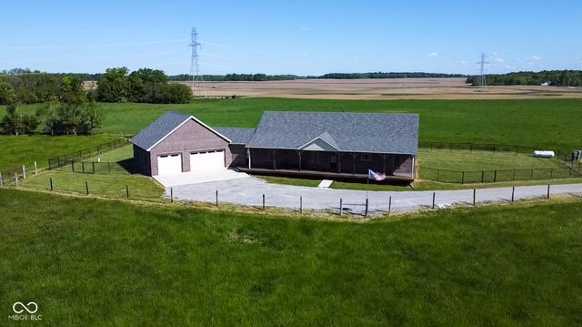 $489,000 | 3120 North Bradbury Road | Warren Township - Warren County