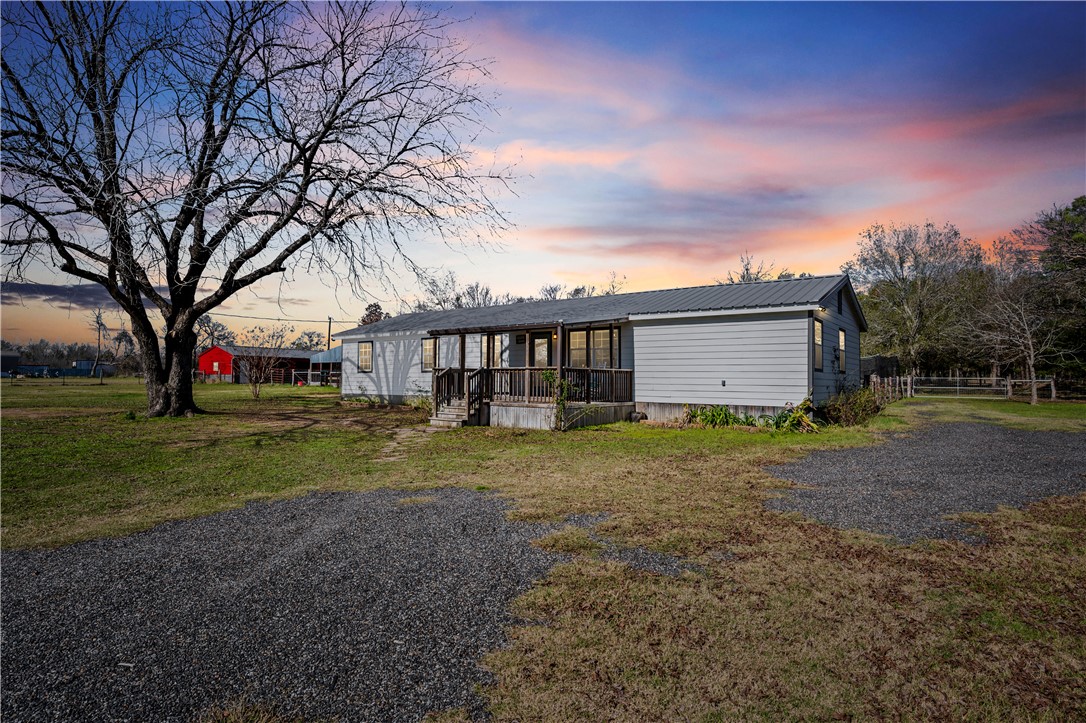 Manufactured / mobile home featuring a yard