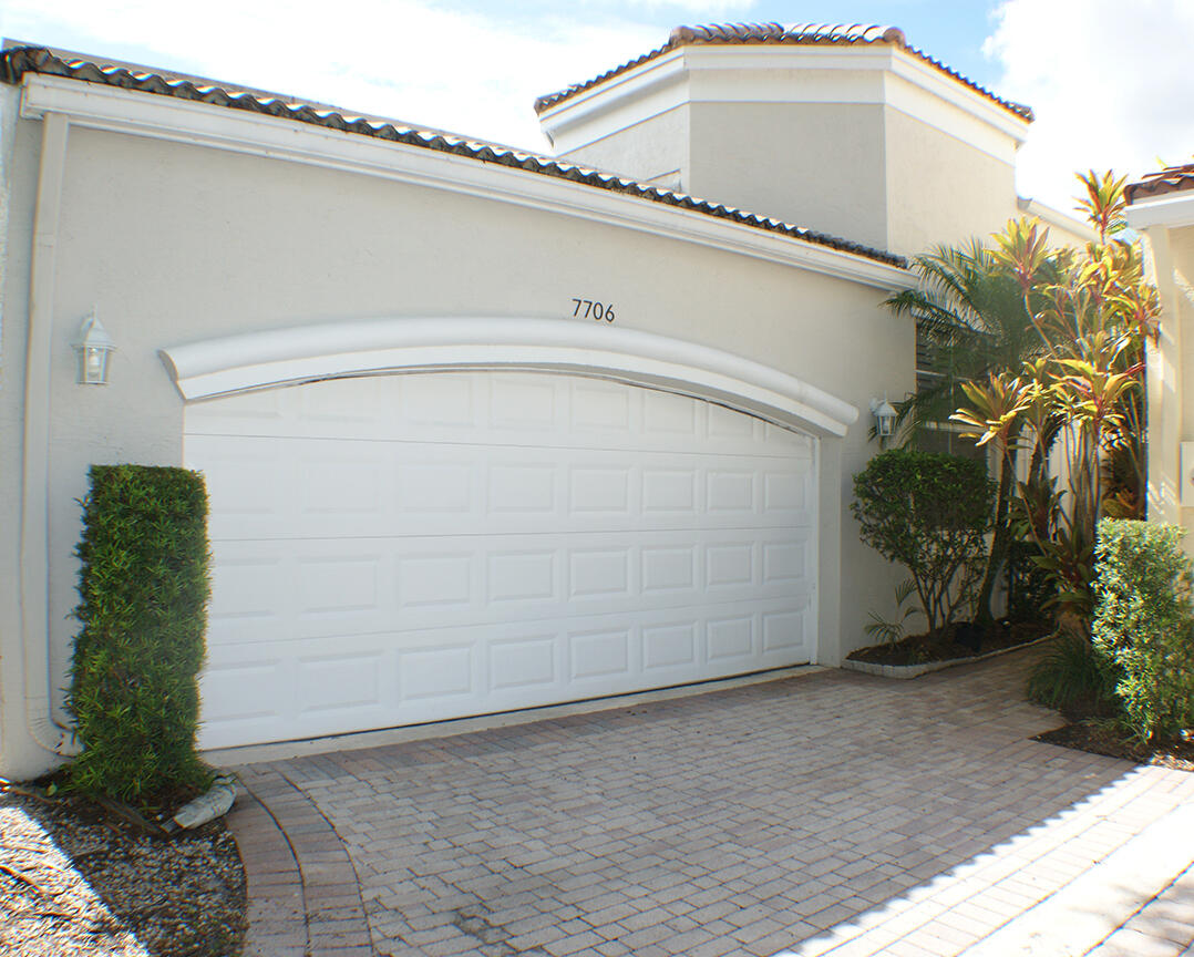 a view of a garage