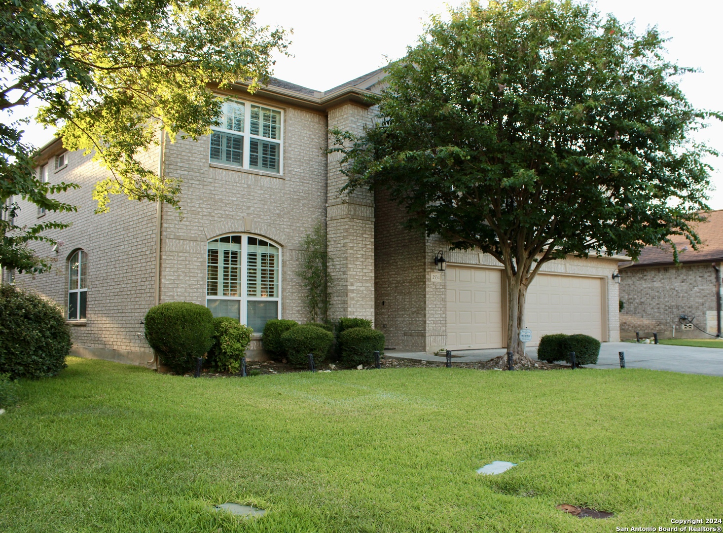 a view of a house with backyard and garden