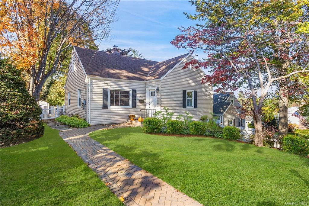 View of front facade with a front yard