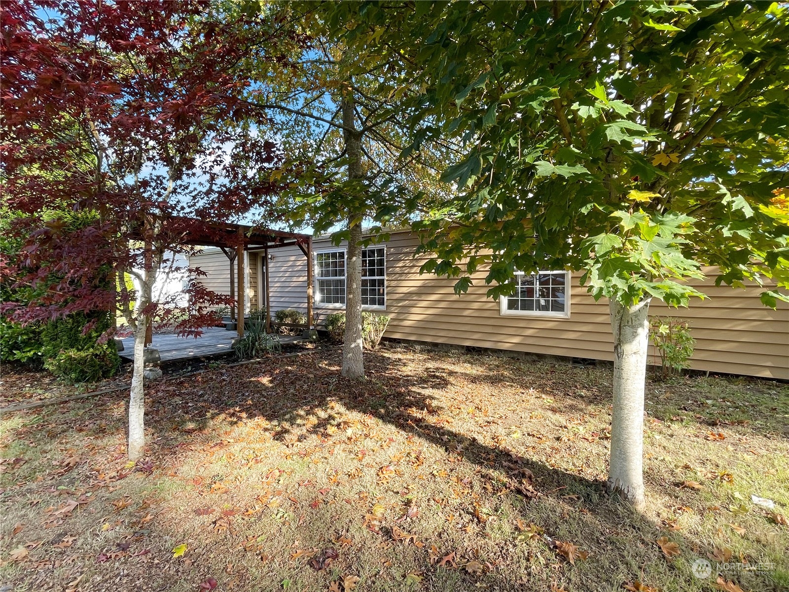 a view of a house with a yard