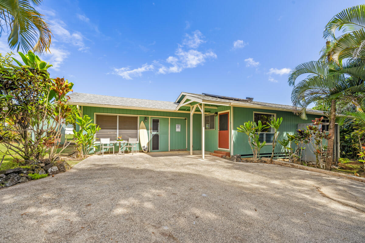 Welcome to your own secret garden escape in the lovely and established Wailua Half Acres subdivision.