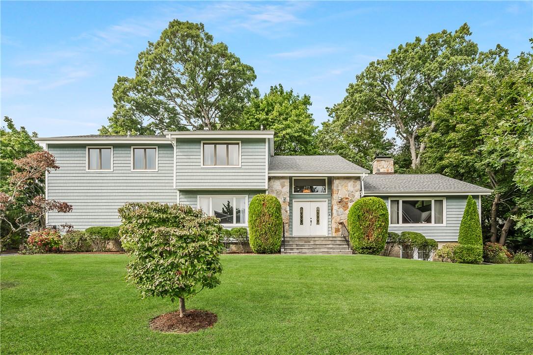 View of front of property featuring a front yard