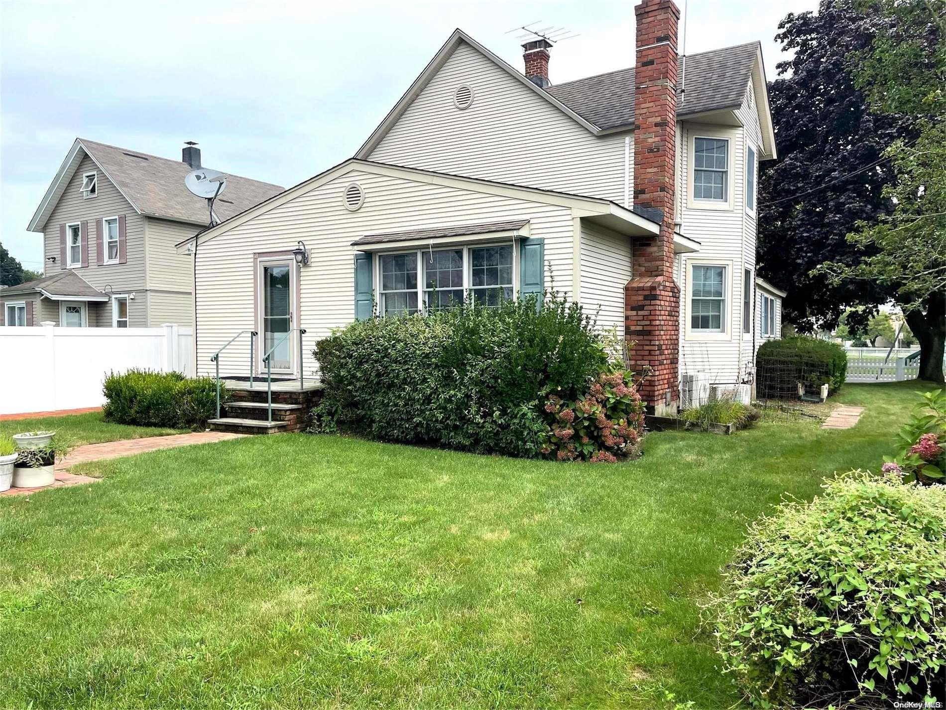 a view of a house with backyard and garden